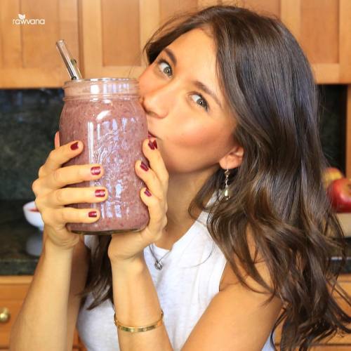 Loving this HIGH PROTEIN DINNER REPLACEMENT AND POST WORKOUT SMOOTHIE ! New video recipe on my YouTu