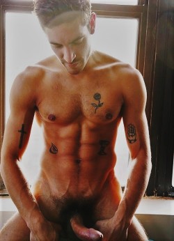 tvisueelgenot:  http://malepurity.blogspot.be/2018/02/horny-hunk.html