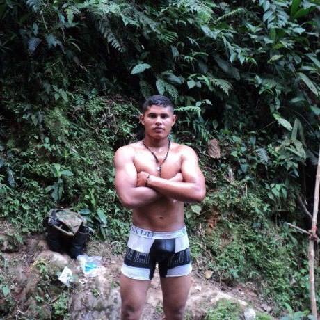 vergascolombianas:  Un moreno hetero engañado de la ciudad de Bogota masturbandose, luego subo completo donde se saca leche.