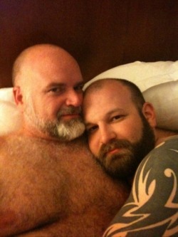 yoquierouno:  A wonderful bear couple