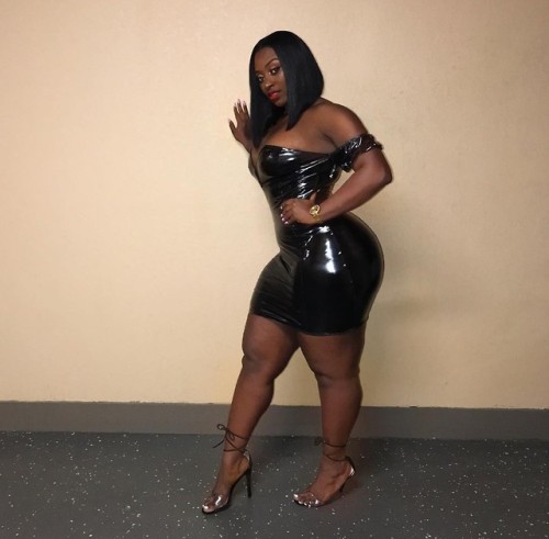 bigbuttsthickhipsnthighs:  Stallion
