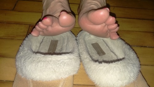 ninavontease1: My feet are so hot and sweaty from wearing my slippers with socks today. Come rub my