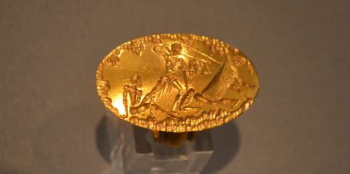 greek-museums:National Archaeological Museum / Archaeological Site of Mycenae:Golden signet rings wi