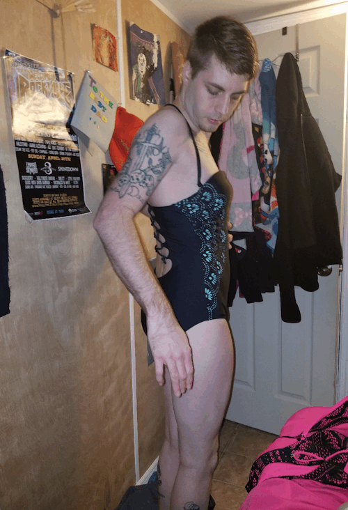 muffinman0601: A gif of the swimsuit