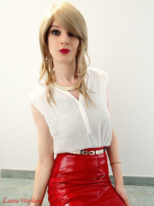 lauratgirl:  Me with my viny skirt :) Etsy : https://www.etsy.com/fr/shop/CharmOLatex Flickr : https://www.flickr.com/photos/lauracdgirl/ Fetlife : https://fetlife.com/users/3316555 