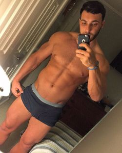 underlads:  The hottest guys in their underwear