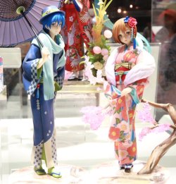 vocaloidbuyblog:  Kaito and Meiko Figures