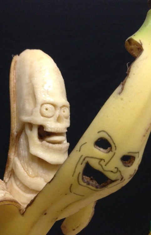 jtgunner:  katosour:  why don’t you just eat the fucking banana  This shit is bananas. 