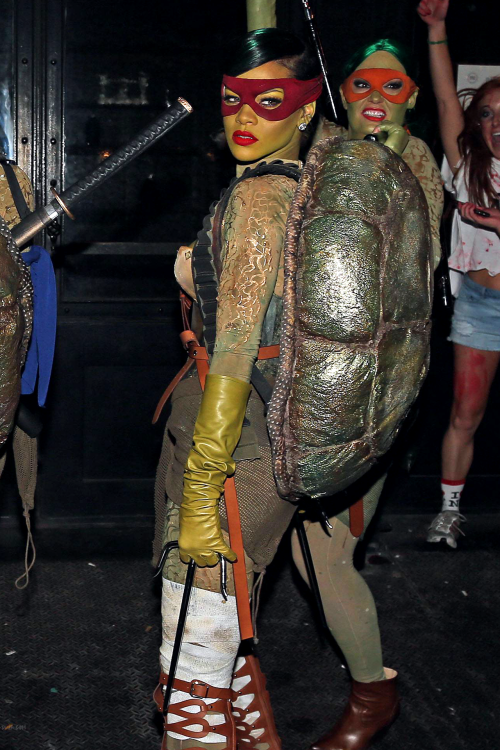 smokingsomethingwithrihanna:  HALLOWEEN (New York Oct. 31) 