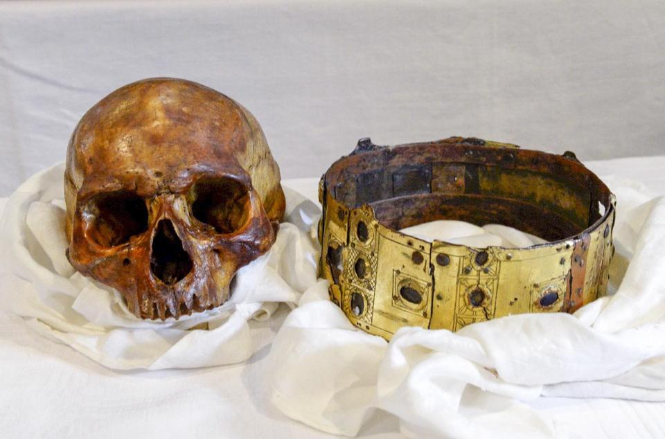 centuriespast:
“ The skull and crown of Swedish 12th century Erik the Saint
The skull and crown of Swedish 12th century King Erik IX, called Erik the Saint, are displayed in Uppsala Cathedral in Sweden on Wednesday April 23, 2014. Researchers from...