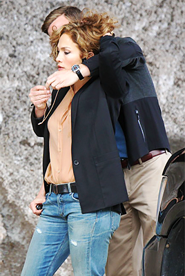 dailyshadesofblue:    Jennifer Lopez &amp; Warren Kole filming a scene on set