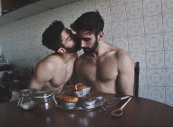 fuckyeahdudeskissing:  Fuck Yeah Dudes Kissing