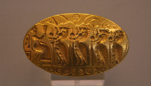 greek-museums: National Archaeological Museum / Archaeological Site of Tiryns: Gold signet ring. The