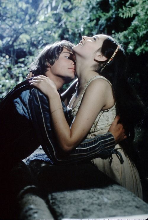 sty-gd:Leonard Whiting and Olivia Hussey in the film Romeo and Juliet (1968)