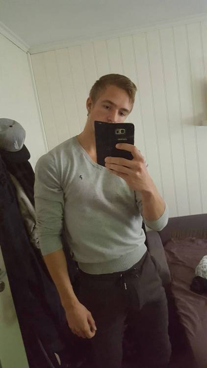 ianlogan:  sexxxxxxxy hung hunk yum.