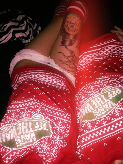 ink-sweetea:  Christmas cuddles. 🎅 