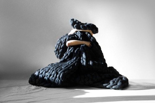 catastrofries:  ladyinterior:  Oversized Knitted Blankets, Anna Mo  So much bigger than you expect them to be.