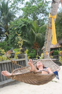 solefootlover:  shoesoffladies:  french bitch resting   Lay in that hammock while I lick those feet