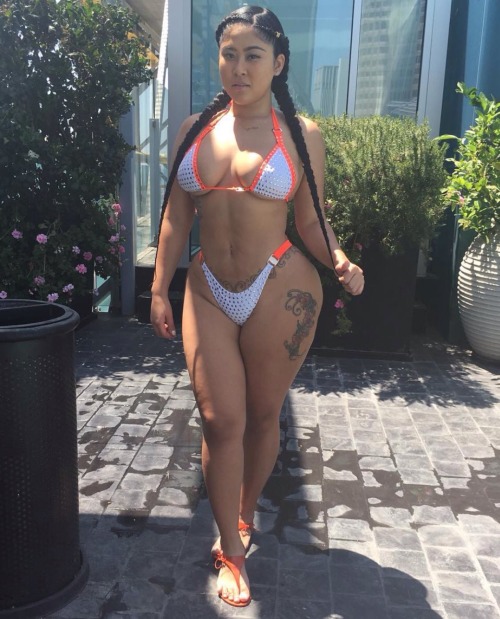 Porn photo thicksexyasswomen:  maceleven:  https://www.instagram.com/msarianelopez