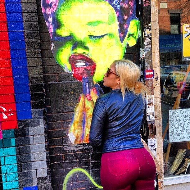 luftin-urban-style-tast:  “ART OF THE DAY”  Jacky La Rubia always showing love