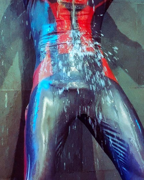 #lycra #spandexfetish #lycramen #spandexmen #lycrafetish #spandex #zenta #cosplay #cosplaysuits #wet