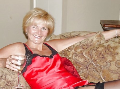 daphnesdames:Daphne’s Dames are mostly hot bisexual women