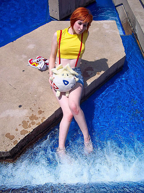 Fantasia Adulto Feminina Cosplay Misty com Boneco Pikachu