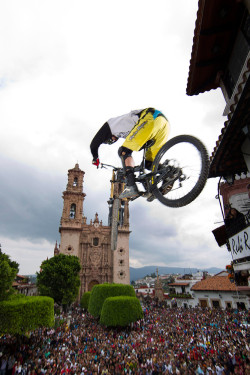 you-call-that-a-bike:  What an amzing drop to the finish in Taxco!!