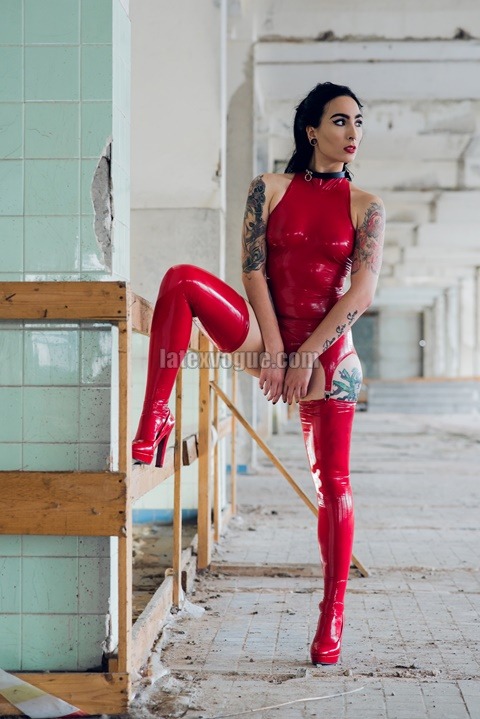 latexvogue:  New latex gallery is online at www.latexvogue.com :) Model: MOgirl Petra