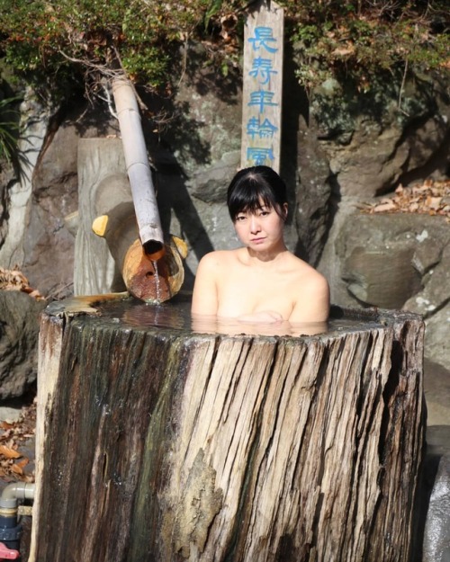 おはようございます☀ 暖かくなったーー！ お花見しなきゃだね ・ 今日も一日頑張ろう！ ・ 群馬県の猿ヶ京温泉「胡城閣」 たくさんのお風呂があって 入り応え満点！ 長寿年輪風呂に浸かる しずかちゃんで