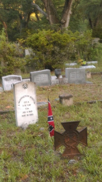 theblackdream:  lil-b00ty-judy:  theryanproject:  whiskey-and-c41:  nursary:  no-name-no-purpose:  nursary:  interesting. glad they are dead  You do realize that the flag simply signifies that these are ex-Confederate veterans… right?  That doesn’t