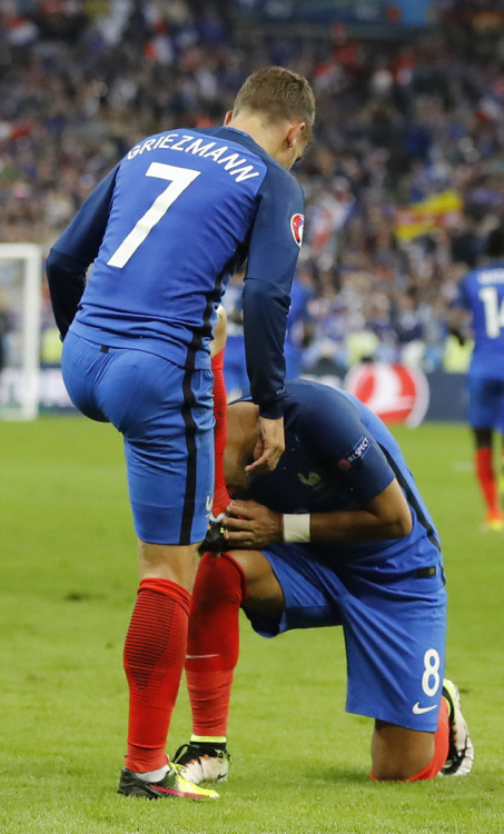 kinggriezmann:  Okay but who has a better booty? 