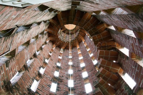 archatlas:  The Intricate, Undulating Brickwork at Eladio Dieste’s Cristo Obrero Church in UruguayGonzalo Viramonte has released a series of photographs that focus in on the use of bricks by engineer Eladio Dieste in his Atlántida Cristo Obrero church.