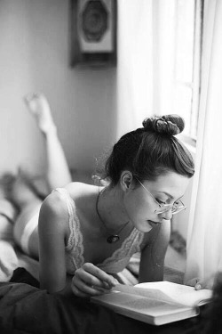 noirsinoir:  Pick a girl who reads … :)