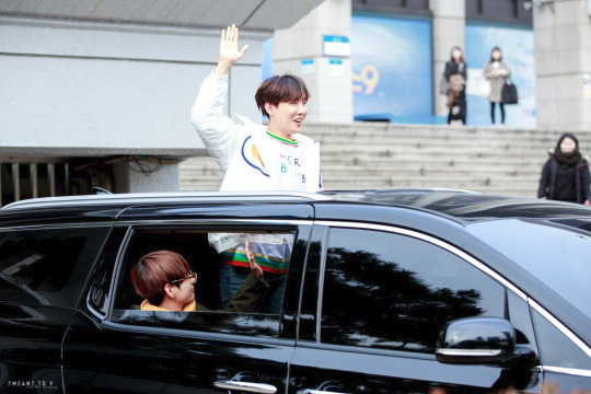 chyelo:  btsgf:  hobi looks like a presidential candidate whos trying to build up