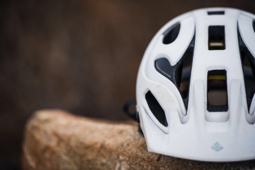 www.bikemag.com/gear/review-sweet-protection-bushwhacker-ii-mips-helmet/