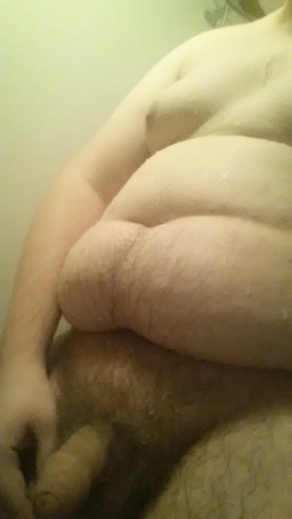 chubbybi21: My wet body after a shower.