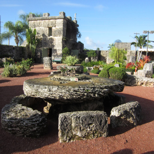 textless:Coral Castle, Homestead, FloridaRight from Florida City on State 205 is ED’S PLACE (10 c.),