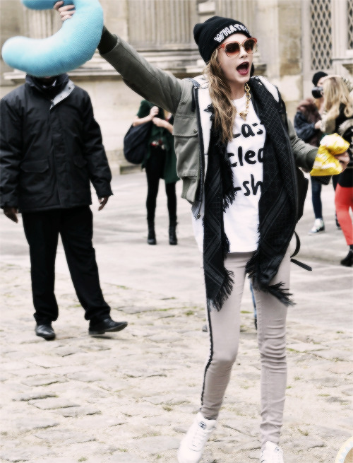 piperhalliwels:  Cara leaving Louis Vuitton fashion show in Paris (06.03.13)    