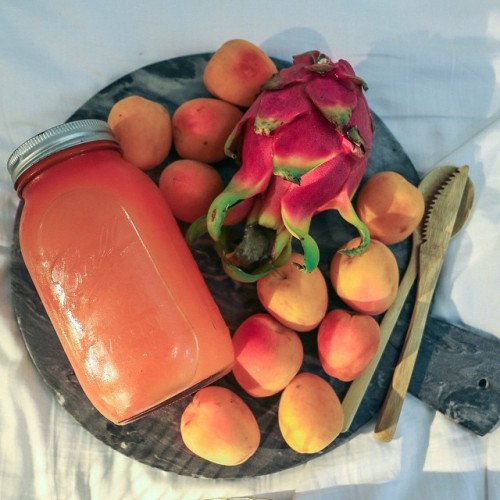 radiantplantlife:  RADIANT MANGO APRICOT JUICE ⚡️🍑⚡️🍑 I should probably call this candy juice cause it was that sweet! I blended mangoes, apricots, and coconut water then put it through a strainer, removing the pulp for a silky smooth texture!