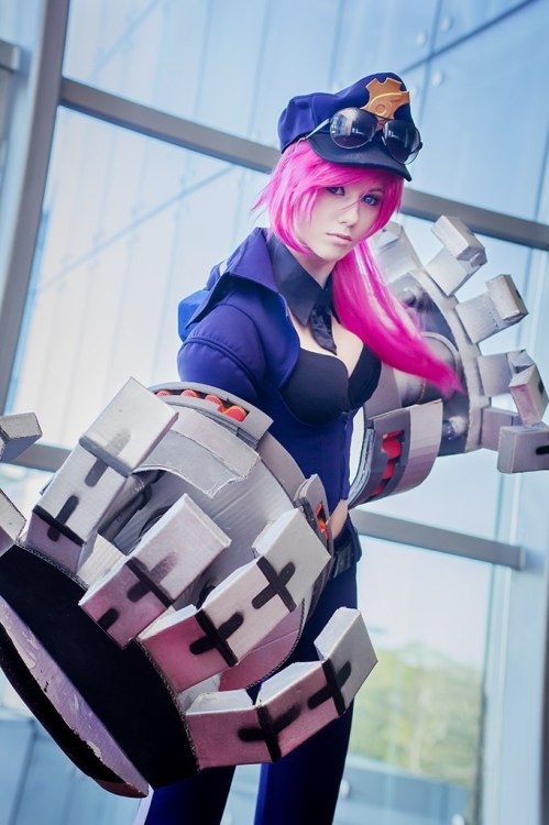 league-of-legends-sexy-girls:  Vi Cosplay