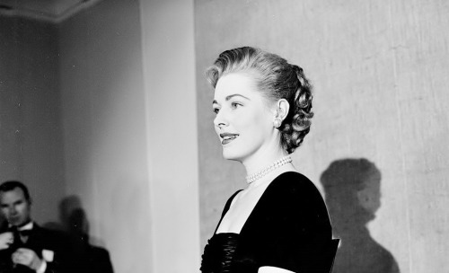 the-marriage-of-heaven-and-hell:Eleanor Parker attends the Oscar Nominations in Los Angeles, 1956