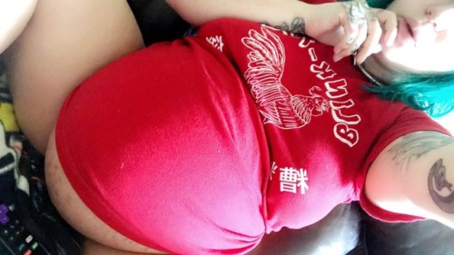 littleprincesssammie:Such a big huge baby belly!