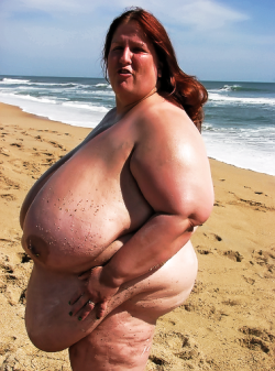 bootyviking:Big belly BBW on the beach. Wunderschön und super heiss 