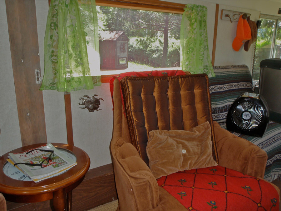 jeremylawson:  Bus converted into a tiny home.