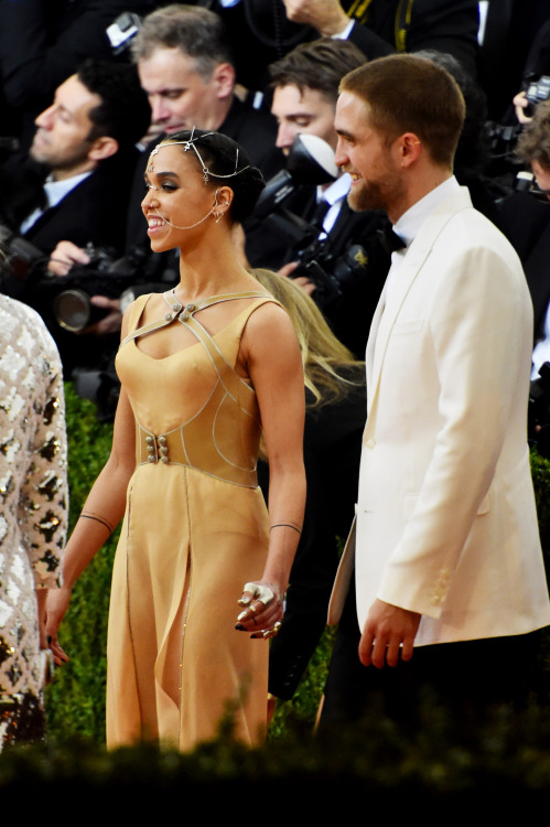 dazzledbyrob:Rob & Twigs at the Met Gala 2016 