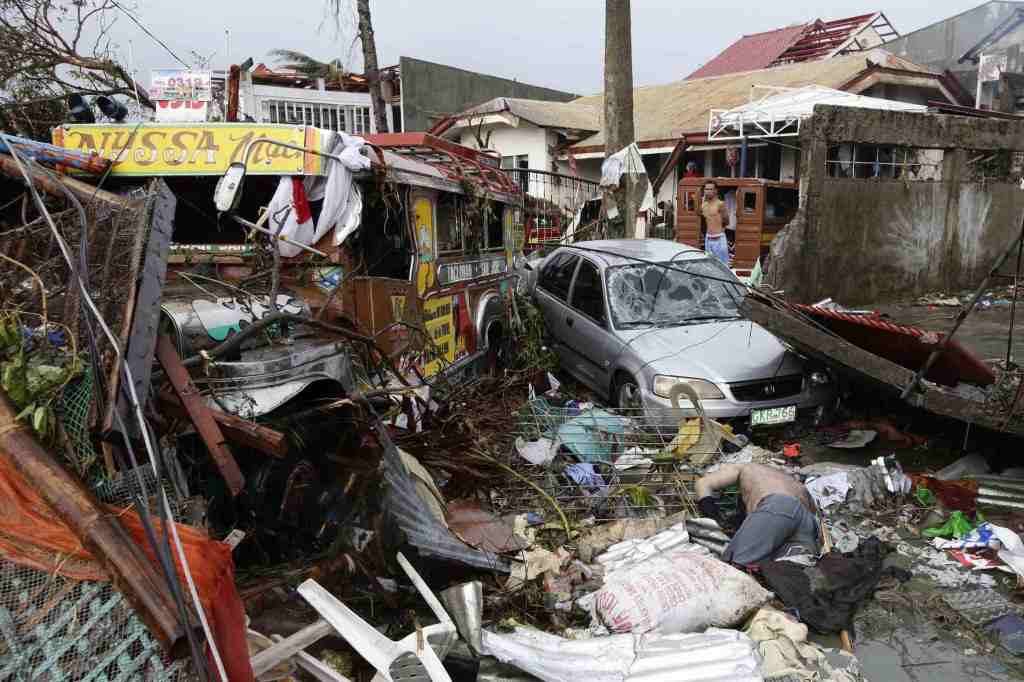 Un tifón devastó Filipinas y dejó más de 10 mil muertos y unos 2.000 desaparecidos. Se convirtió en el desastre natural más mortífero registrado en este país, según estimaciones de las autoridades. Hay ciudades enteras destruidas y hoy llega a...