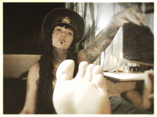 alaskamoon666:Bow down and lick between My toes! This latex isn’t going to shine itself! Don’t make 