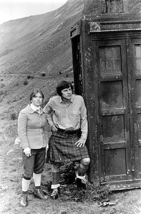 leda74:Jamie strikes a manly pose by the TARDIS.Victoria, meanwhile, tries to pretend she hasn’t not