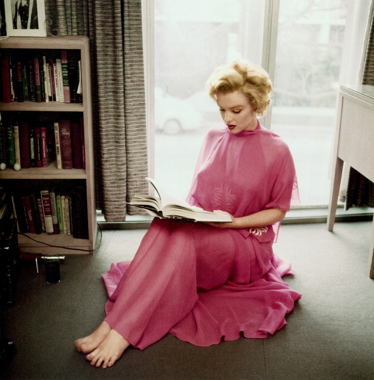 ladybegood:Marilyn Monroe in her apartment photographed by Philippe Halsman, 1952